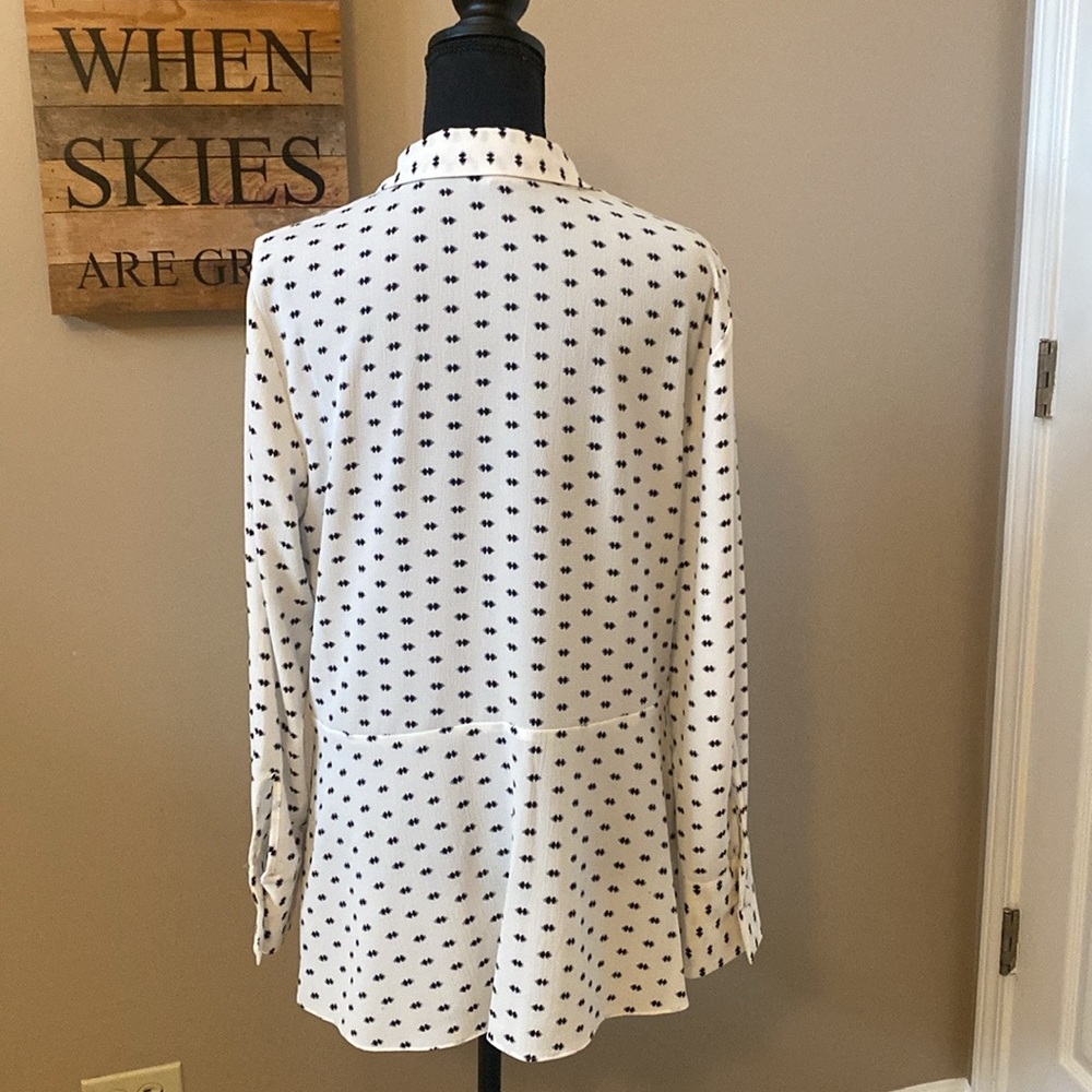 VINCE CAMUTO peplum blouse w/sm bl geo pattern on cream Sz L, modesty snap - Picture 5 of 9